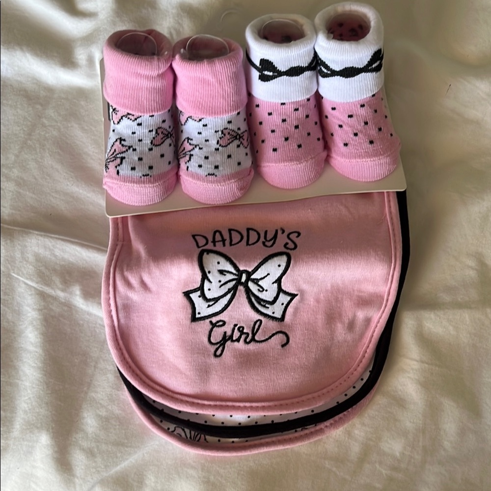 Pink “Daddy’s Girl” Baby Bib and Sock Set